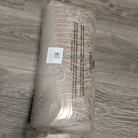 Soia and Kyo Poncho - Picture 4 of 6